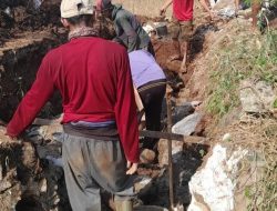 Tak Kunjung Diperbaiki Pemerintah, Warga RT 06 Muara Bungur Nekat Bangun Jembatan Sendiri